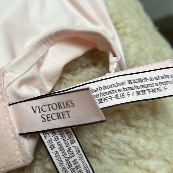 NWOT Victoria’s Secret Padded No-Wire Bra - Picture 5 of 6